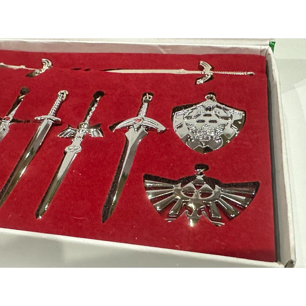 Legend of Zelda: Twilight Princess Miniature Sword & Shield Collection Set - Picture 6 of 6